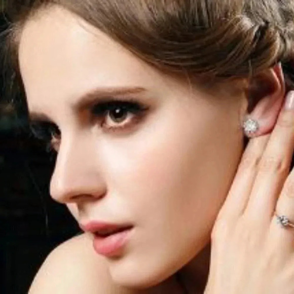 Fashion Crown Zircon Stud Yellow Gold Tone Earrings - Picture 6 of 15